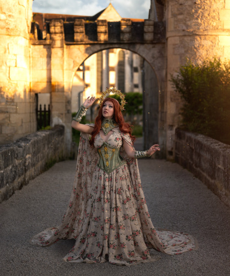 Fairycore Royalcore fantasy couture jurk - perfect voor fantasy fotoshoots - Model Toxic Nyan Girl